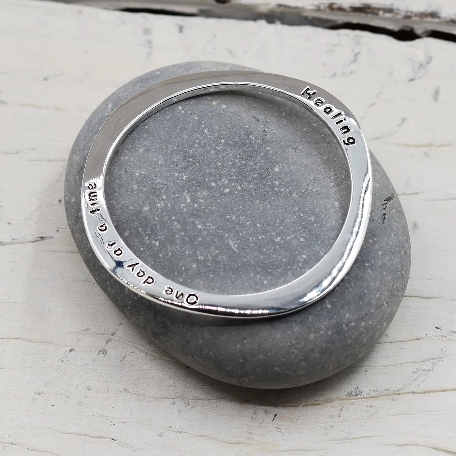 6.5cm diameter "Healingone day at a time"